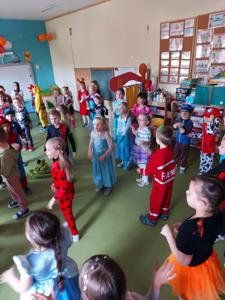Dzieci tańczą na balu