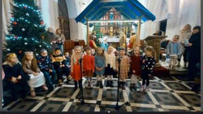 Dzieci śpiewające pastorałkę