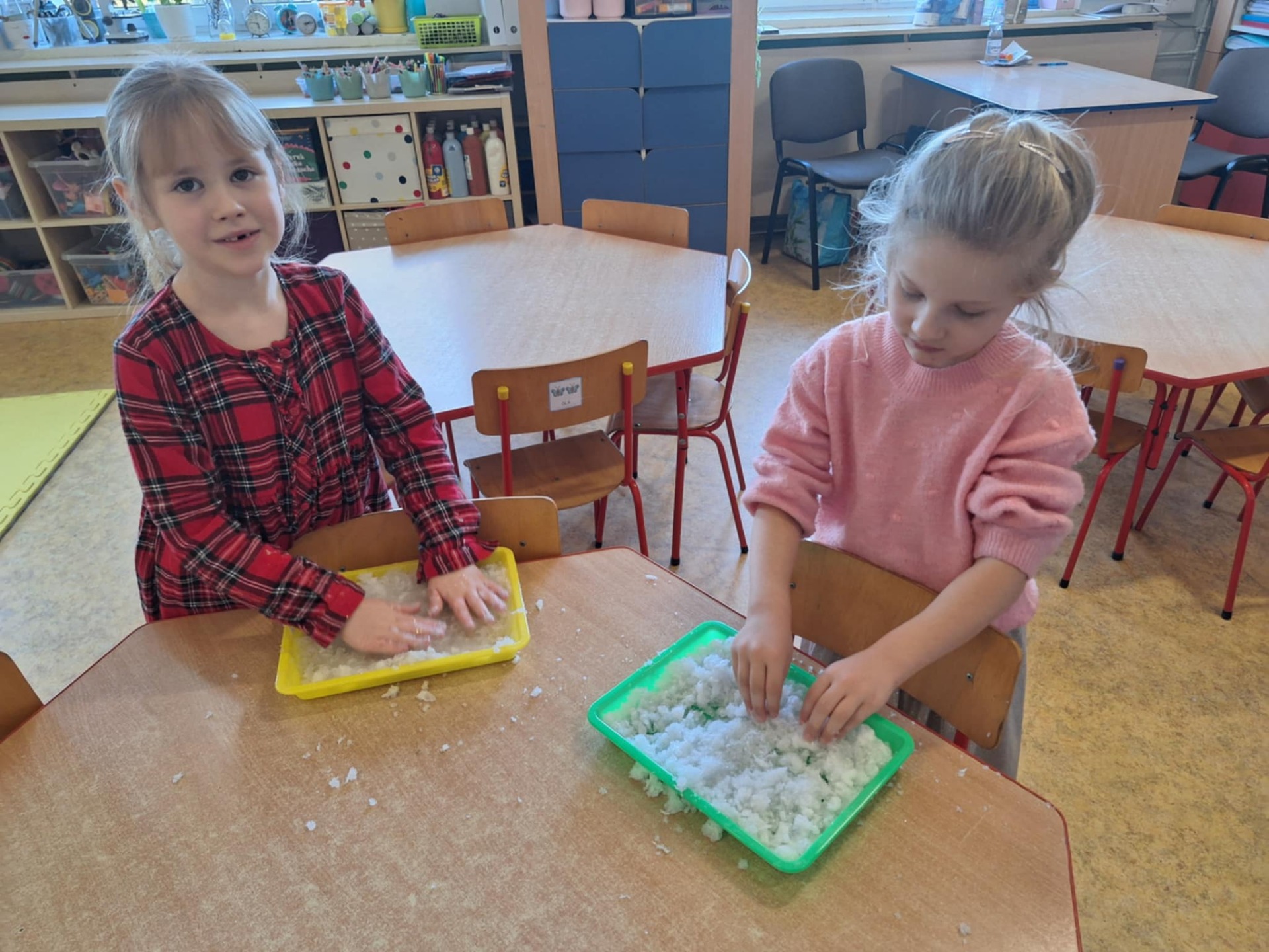 Dziewczynki podczas zabawy ze sztucznym śniegiem