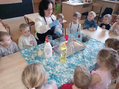 Dzieci obserwują eksperymenty