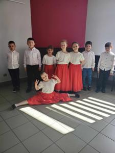 Dzieci zadowolone z wystepu pozują do zdjęcia.