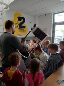 Dzieci oglądają teleskop