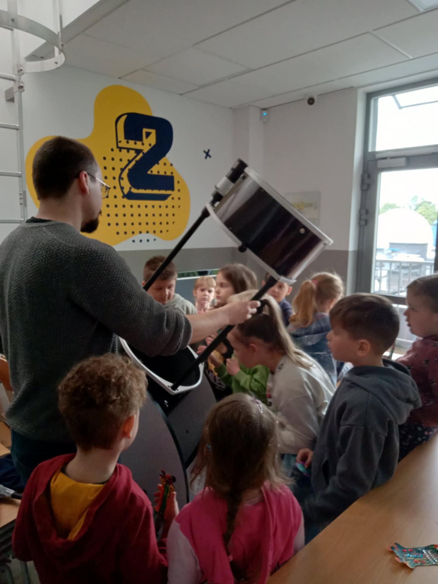 Dzieci oglądają teleskop