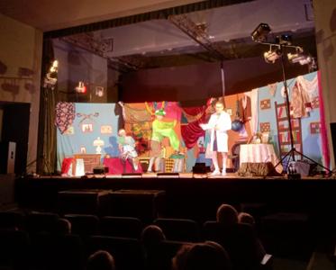 Występ na scenie teatralnej aktorów