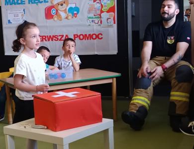 Dziewczynka losuje przedmiot do opisania z apteczki.