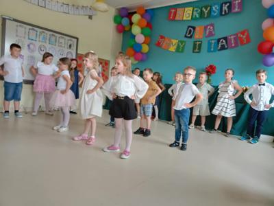 Dzieci tańczą do piosenki Praczki