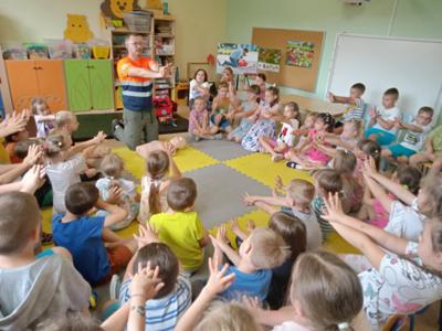 Ratownik pokazuje jak należy ułożyć ręce w czasie masażu serca