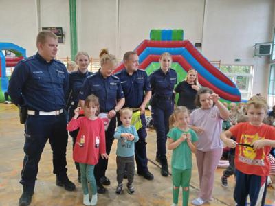 Przedszkolaki w czasie odbioru nagród