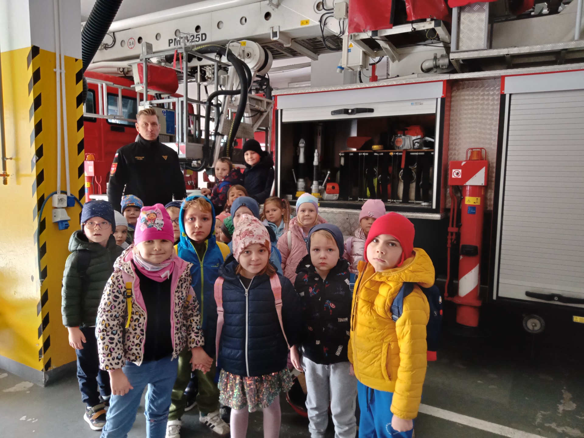 Dzieci pozują na tle wozu strażackiego