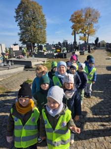 Grupa Kangurki idzie parami na  cmentarzu