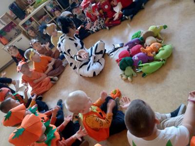 Dzieci w kole spiewają piosenkę o warzywach