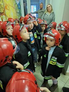 Dzieci w strojach strażackich.