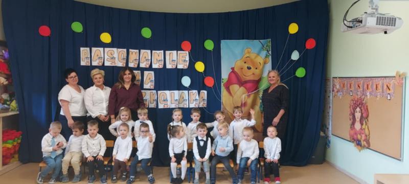 Zdjęcie grupowe z Panią Dyrektor i Wychowawczyniami
