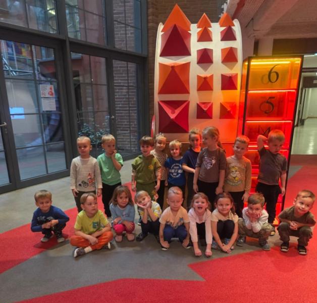 Dzieci pozują do zdjęcia w EC1