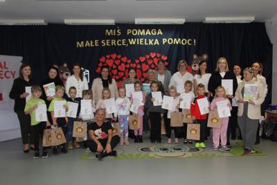 Zdjęcie grupowe przedstawicieli biorących udział w konkursie  Małym Miś wielka pomoc