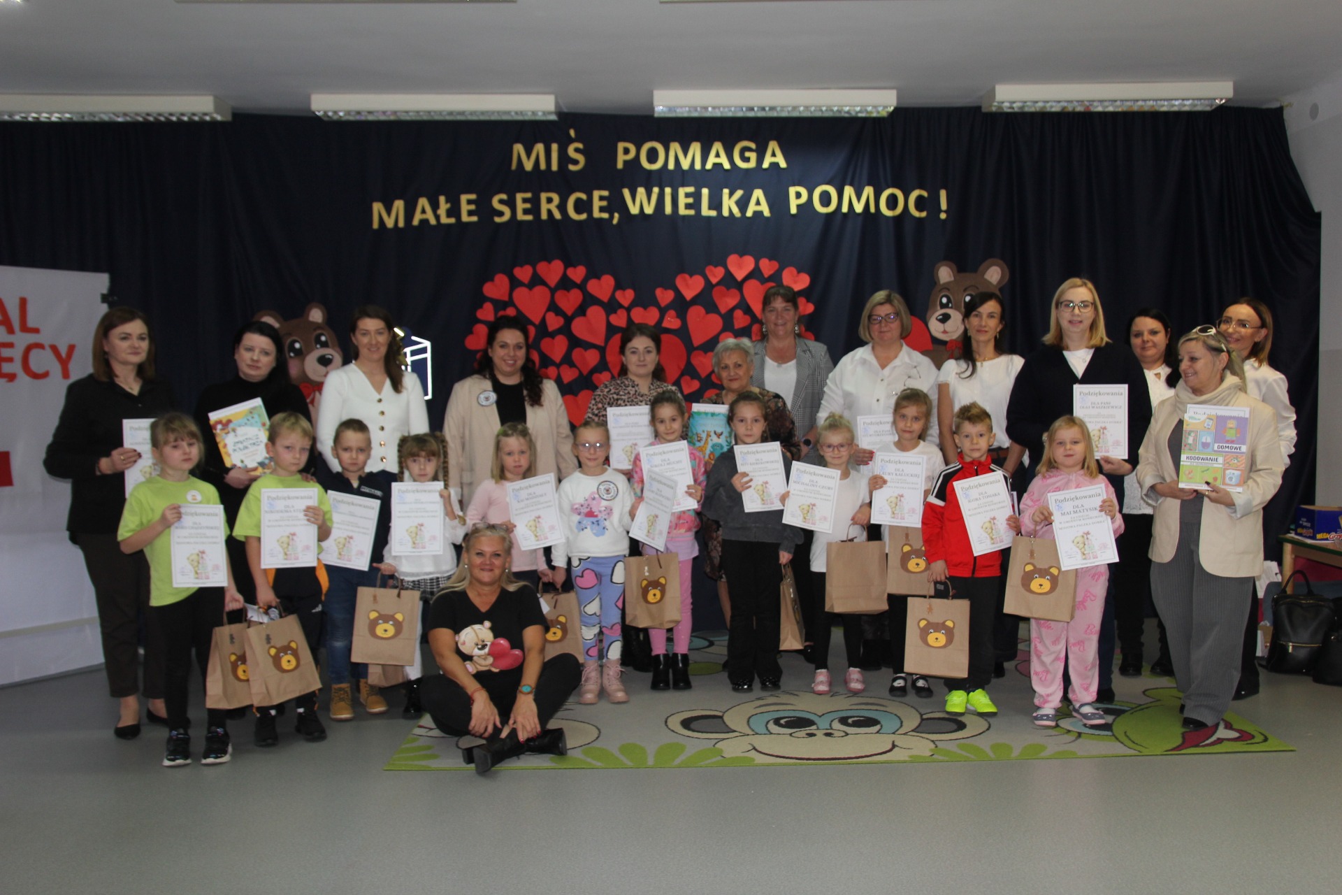 Zdjęcie grupowe przedstawicieli biorących udział w konkursie  Małym Miś wielka pomoc