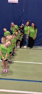 Drużyna dzieci wraz z nauczycielkami.