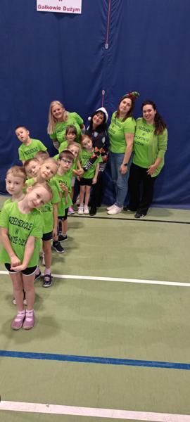 Drużyna dzieci wraz z nauczycielkami.
