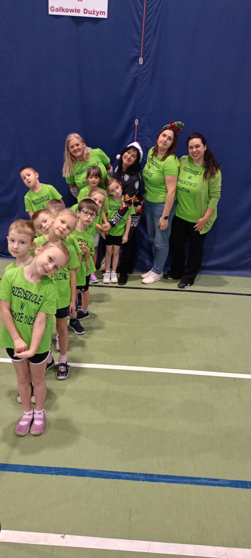 Drużyna dzieci wraz z nauczycielkami.