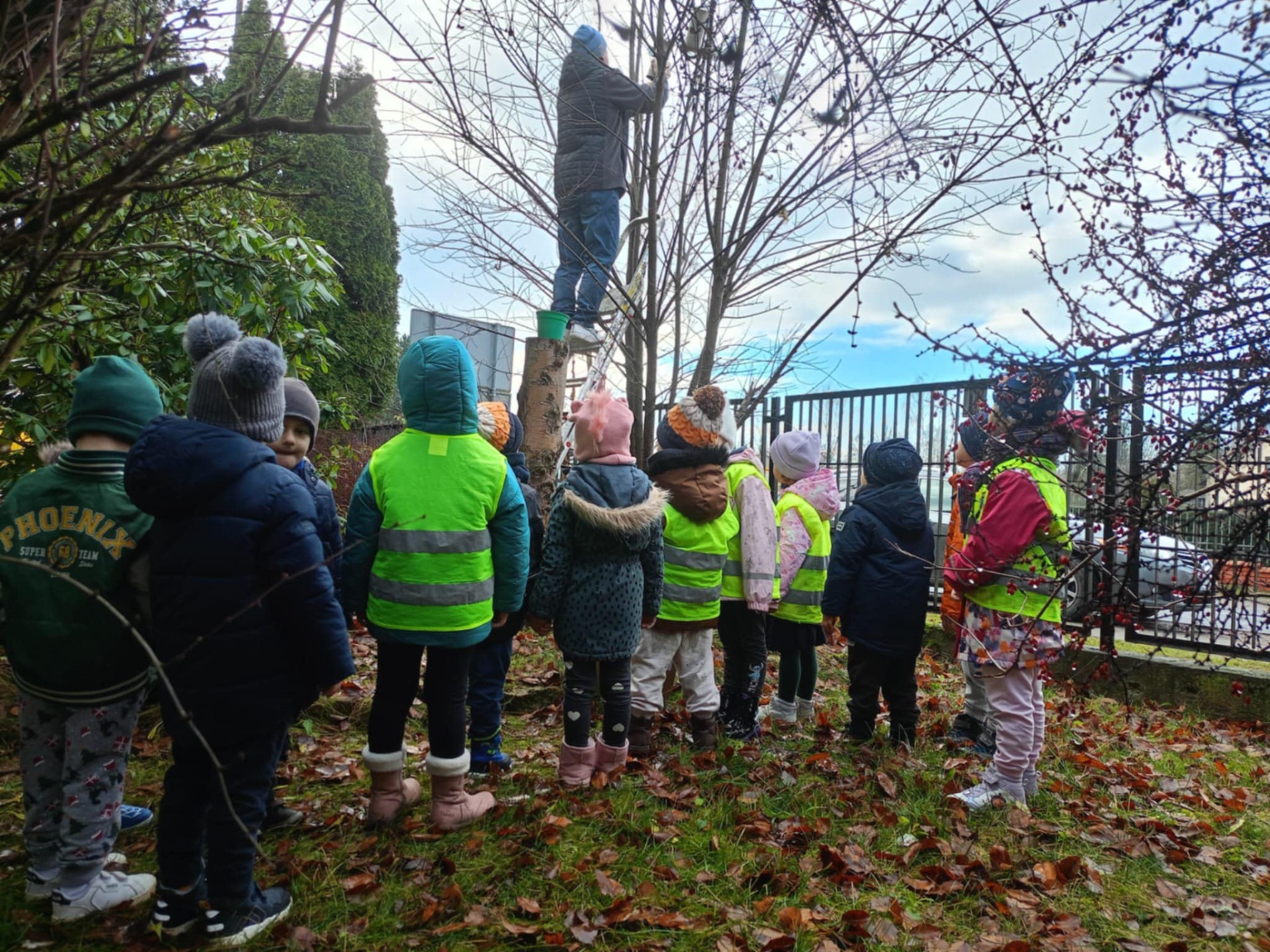 Dzieci dokarmiają ptaki