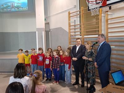 Dyrektor szkoły p. Jerzy Pecyna, wicedyrektor p. Małgorzata Hejchman i kierownik świetlicy p. Bogusław Bukowski 