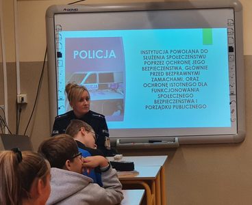młodszy aspirant pani Aneta Kotynia na zajęciach z uczniami klasy 8b