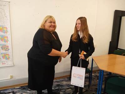 przedstawicielka jury konkursu "Książka mówi" gratuluje Karinie Królikowskiej
