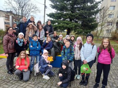 Uczniowie klasy 4b przed miejską biblioteką