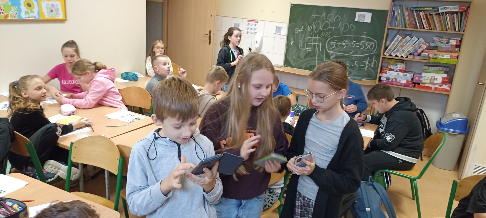 Uczniowie z klas 4a i 4b mieli uczestniczą w lekcji z wykorzystaniem smartfonów.