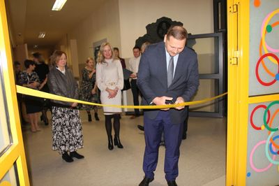 Burmistrz Koluszek p. Waldemar Chałat przecina wstęgę podczas uroczystego oddania do użytku szkolnej sali zabaw ruchowych – figloraju.
