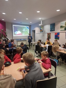 Pan Mateusz Jaśkiewicz prowadzi zajęcia dl klasy 4 b w Miejskim Ośrodku Kultury w Koluszkach.