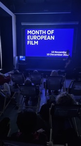 Młodzi jurorzy podczas projekcji filmów