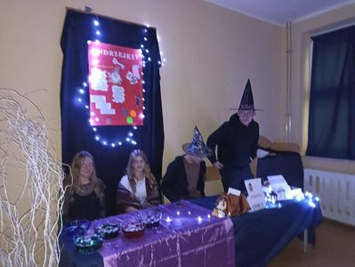 Uczniowie klas VII-VIII w roli wróżek i magów. 