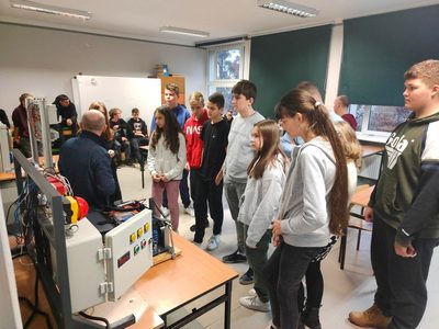 Uczniowie klas ósmych na zajęciach w Zespole Szkól nr 1 w Koluszkach 