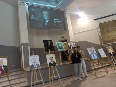 Uczennica i uczeń klasy ósmej prezentują postać jednego z prezydentów