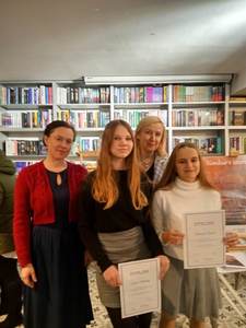 Organizatorka konkursu pani Agnieszka Kurc, opiekunka uczennic pani Gabriela Czułno oraz uczennice: Sylwia Malecha oraz Agnieszka Drabik
