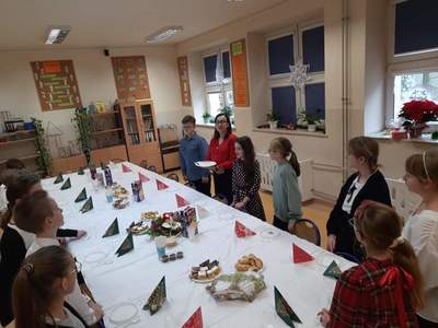Klasa 4b przy stole wigilijnym 