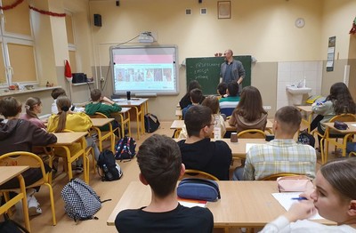 Uczniowie klasy 8b i uczestnicy konkursu podczas warsztatów filmowo-antydyskryminacyjnych