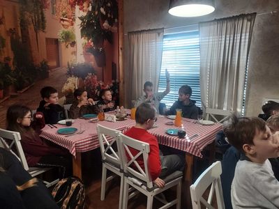 Uczniowie klasy 4b podczas degustacji pizzy.