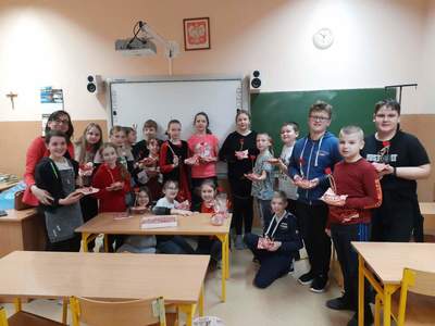 Uczniowie klasy 4b ze słodkimi upominkami