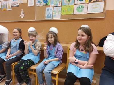 Dziewczynki z II c prezentują dymiące fryzury.