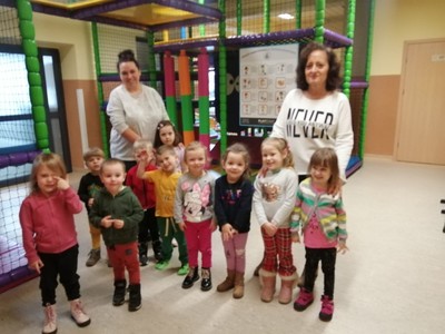 Grupa przedszkolaków ze swoimi opiekunkami