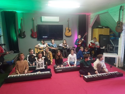 Klasa 4b z instrumentami muzycznymi.
