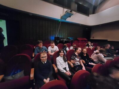 Klasa 4a i 4b w teatrze