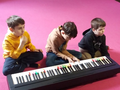  Chłopcy z 1b z instrumentami