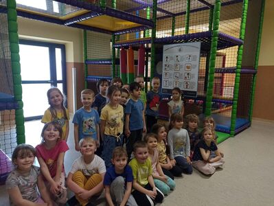 Grupa sześciolatków z przedszkola z Różycy w szkolnym figloraju w SP1 w Koluszkach