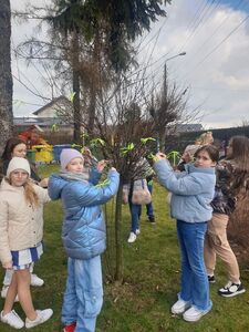 Dzieci dekorują drzewko na zielono