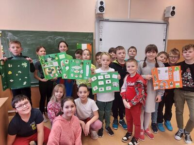 Uczniowie prezentują lapbooki nt. Irlandii 