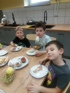 Chłopcy z 1b podczas degustacji przygotowanych słodkości.