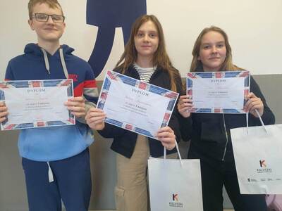 Bartosz, Martyna i Stella z dyplomami